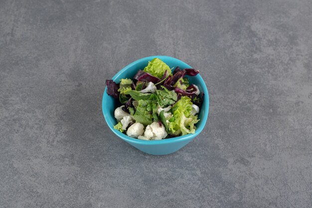 Tazón de fuente de ensalada de verduras sobre fondo de mármol. Foto de alta calidad