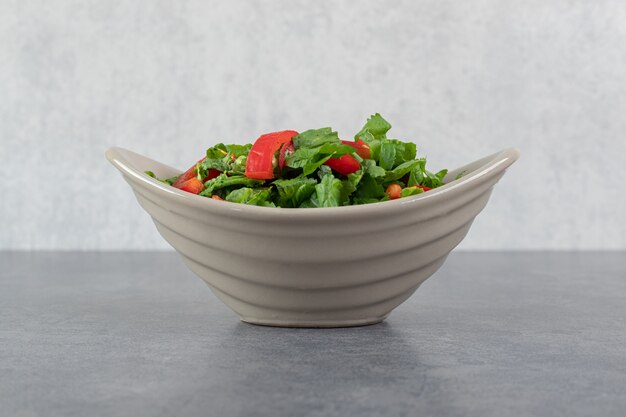 Tazón de fuente de ensalada de verduras sobre fondo de mármol. Foto de alta calidad