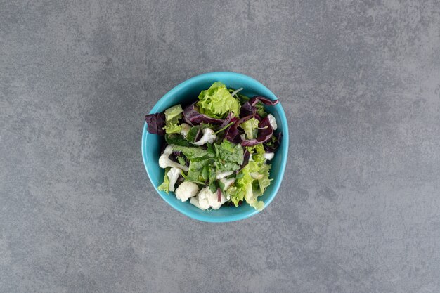 Tazón de fuente de ensalada de verduras sobre fondo de mármol. Foto de alta calidad