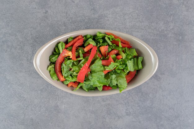 Tazón de fuente de ensalada de verduras sobre fondo de mármol. Foto de alta calidad