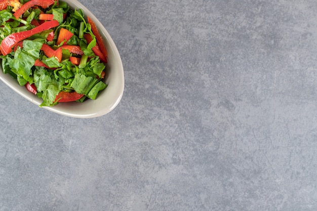 Tazón de fuente de ensalada de verduras sobre fondo de mármol. Foto de alta calidad