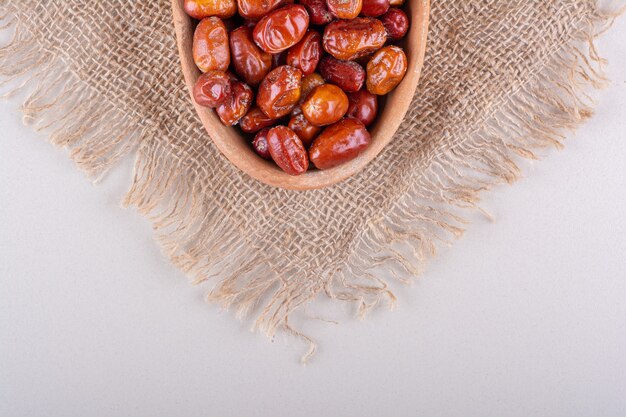 Tazón de fuente de frutos secos sabrosos silverberry sobre fondo blanco. Foto de alta calidad