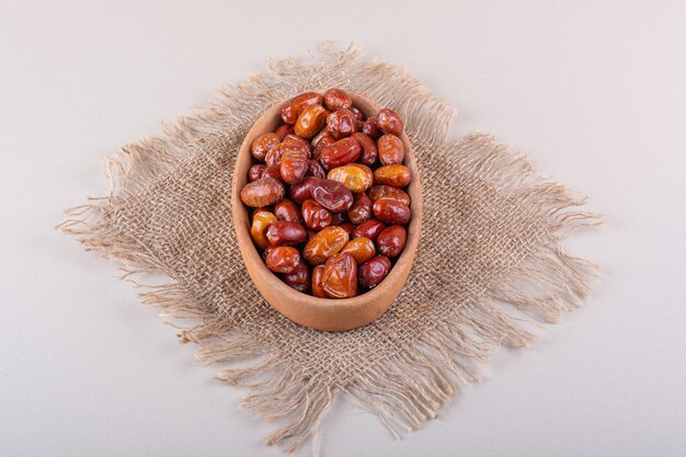 Tazón de fuente de frutos secos sabrosos silverberry sobre fondo blanco. Foto de alta calidad