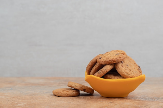 Tazón de fuente de galletas de chispas de chocolate sobre fondo de mármol.