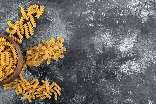 Tazón de fuente de pasta fusilli sobre superficie de mármol