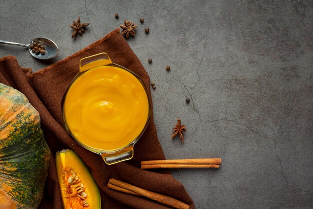 Tazón de fuente de sopa de calabaza en tela marrón