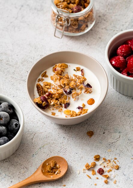 Tazón de granola de primer plano con leche orgánica