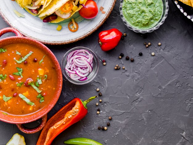 Tazón con guarnición cerca de verduras