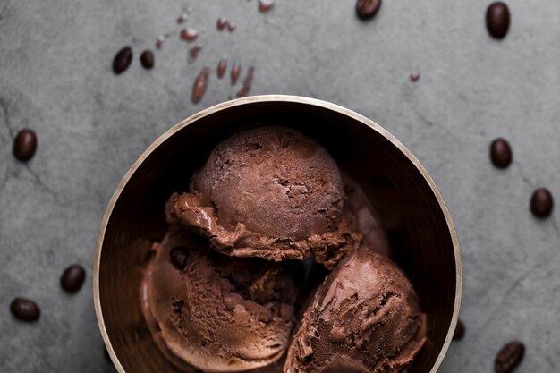 Tazón con helado de chocolate