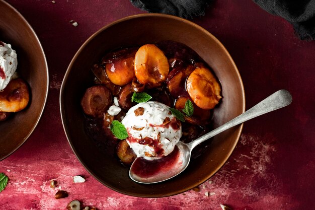 Tazón de helado de ciruelas asadas