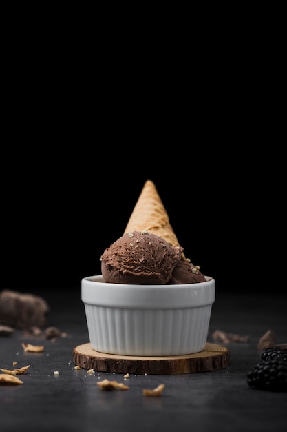 Tazón con helado en la mesa