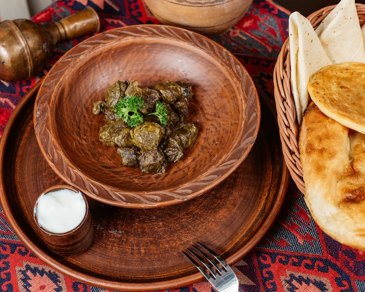Foto gratuito un tazón de hojas de uva dolma servido con yogurt