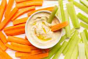 Foto gratuita tazón de humus de vista superior con verduras