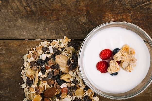 Tazón con leche y muesli