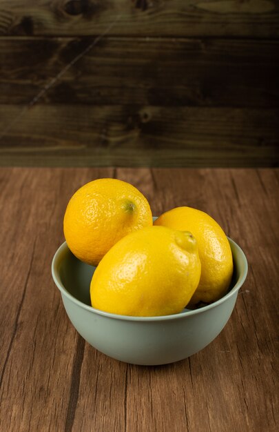 Tazón de limón sobre una mesa de madera