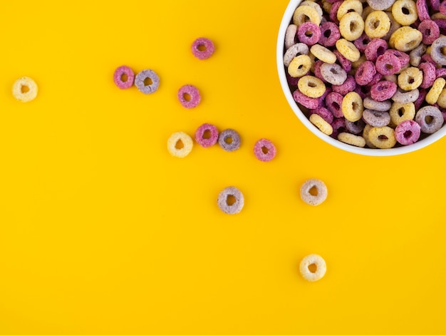 Tazón lleno de cereales y copia espacio de fondo