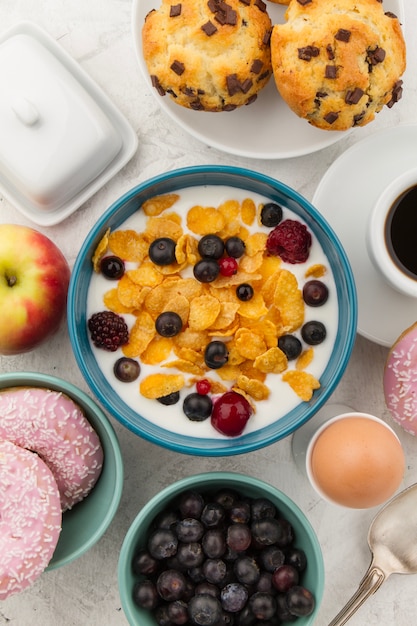 Foto gratuita tazón de muesli sabroso