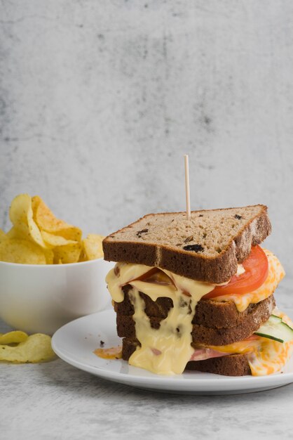 Tazón con papas fritas al lado del sándwich