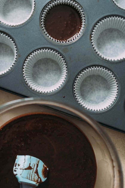 Tazón con pasta cerca de la lata de muffins