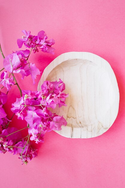 Tazón pequeño con flores rosadas en la composición