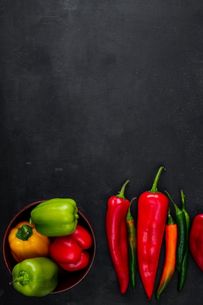 tazón de pimientos en mesa negro