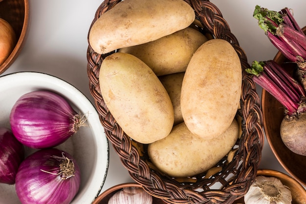 Foto gratuita tazón plano y bolsas con verduras