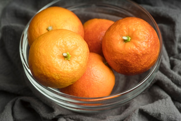 Tazón de primer plano con deliciosas naranjas