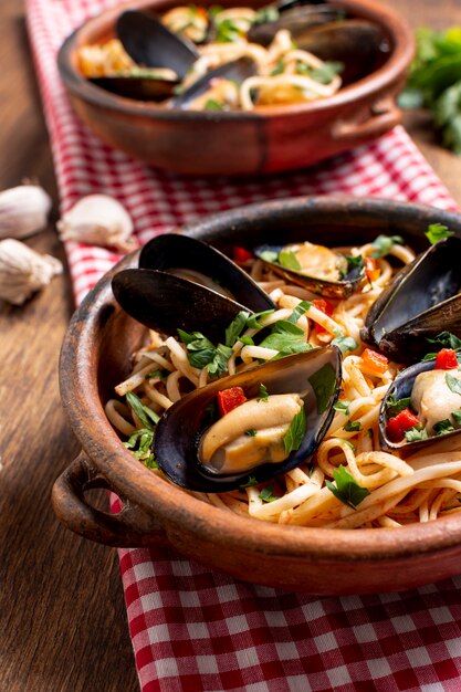 Tazón de primer plano con deliciosas pastas y mejillones