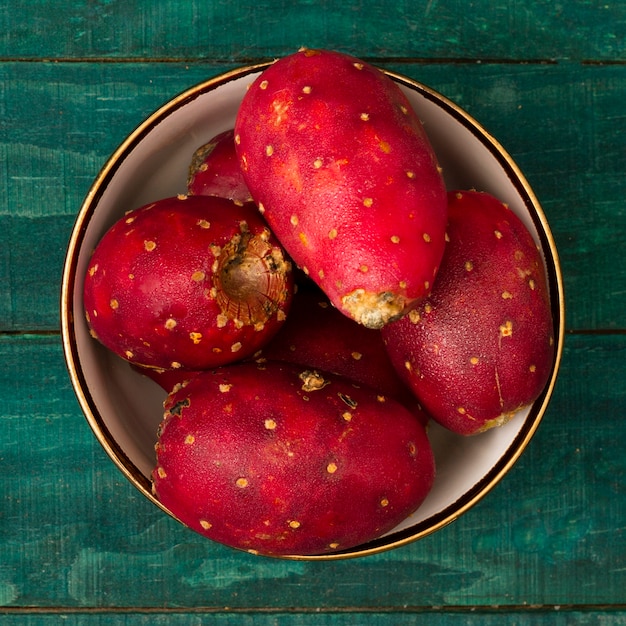 Foto gratuita tazón de primer plano con fruta de cactus