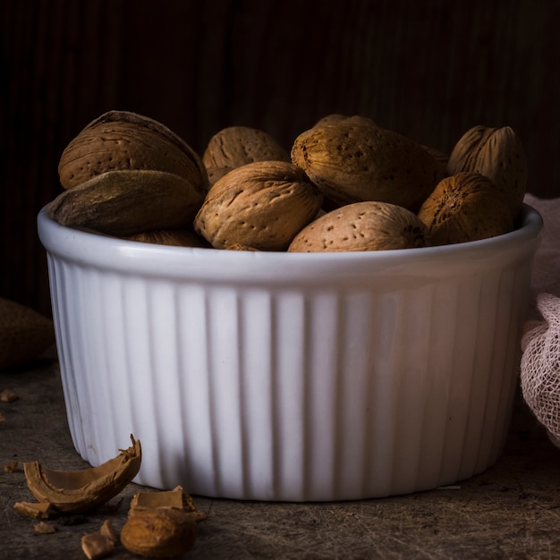 Tazón de primer plano lleno de nueces