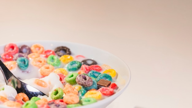 Tazón de primer plano en la mesa con cereales y leche