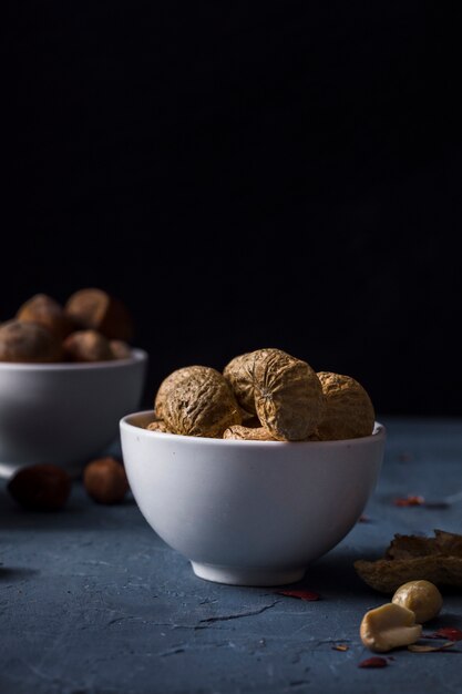 Tazón de primer plano con sabrosas nueces