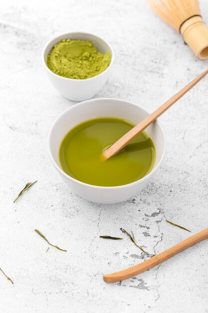 Tazón de primer plano con sabroso té matcha