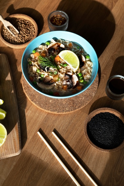 Foto gratuita tazón de ramen con semillas y palillos