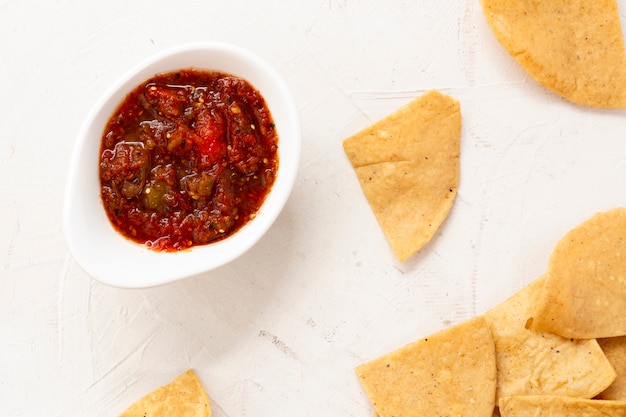 Foto gratuita tazón de salsa con nacho chips