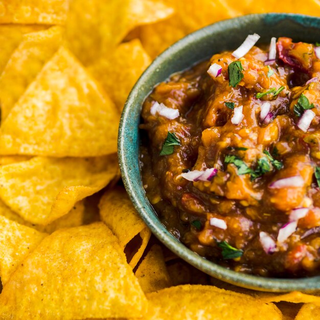 Tazón de salsa con patatas fritas