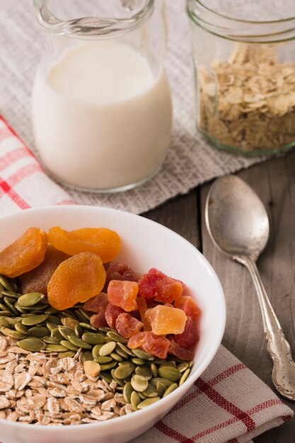 Tazón saludable de muesli, semillas de calabaza y frutas secas