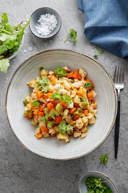 Foto gratuita tazón saludable con pollo y verduras