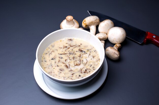 Un tazón de sopa cremosa de champiñones