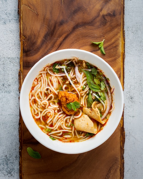 Foto gratuita tazón de sopa de pasta de fideos, vista superior