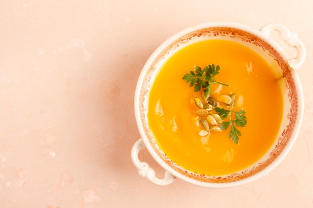 Foto gratuita tazón de sopa vegetariana con semillas