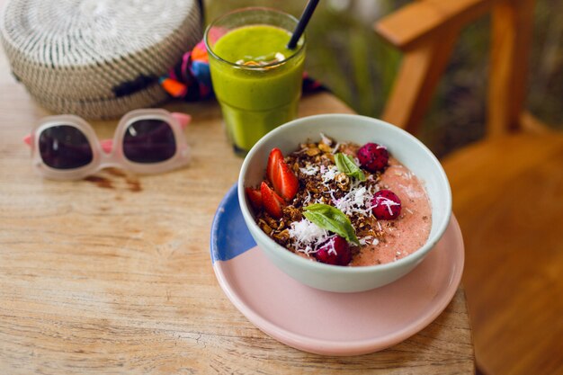 Tazón de superalimentos cubierto con chía, granola y aguacate.