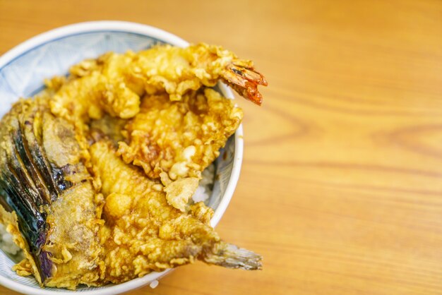 tazón de tempura en la mesa