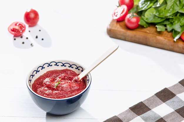 Tazón de tomates picados en mesa rústica