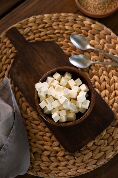 Foto gratuita tazón de vista superior con delicioso queso