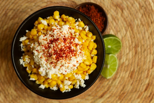 Foto gratuita tazón de vista superior con deliciosos esquites.