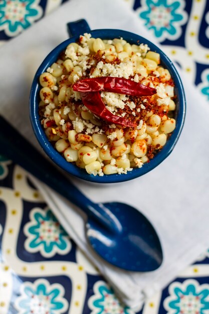 Tazón de vista superior con deliciosos esquites.