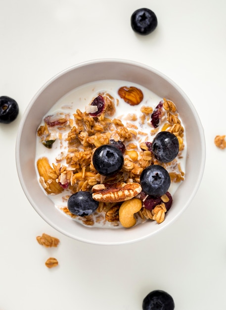 Foto gratuita tazón de vista superior con leche y cereales