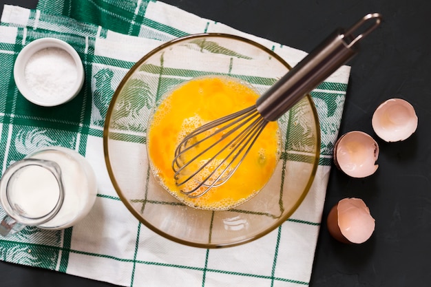 Tazón con yema de huevo en la mesa