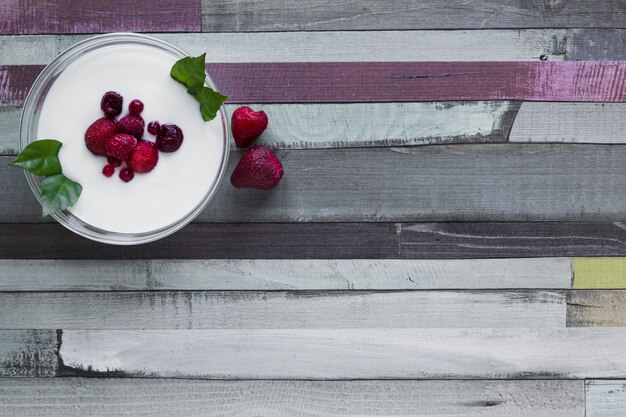 Tazón con yogur y bayas